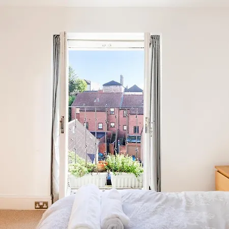 Fabulous 2 Bedroom In Fantastic Clifton - Simply Check In