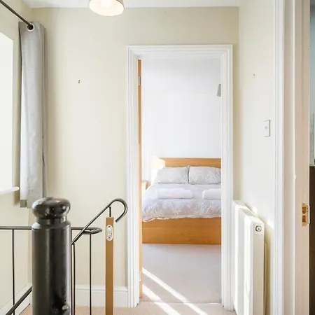 Holiday home Fabulous 2 Bedroom In Fantastic Clifton - Simply Check In