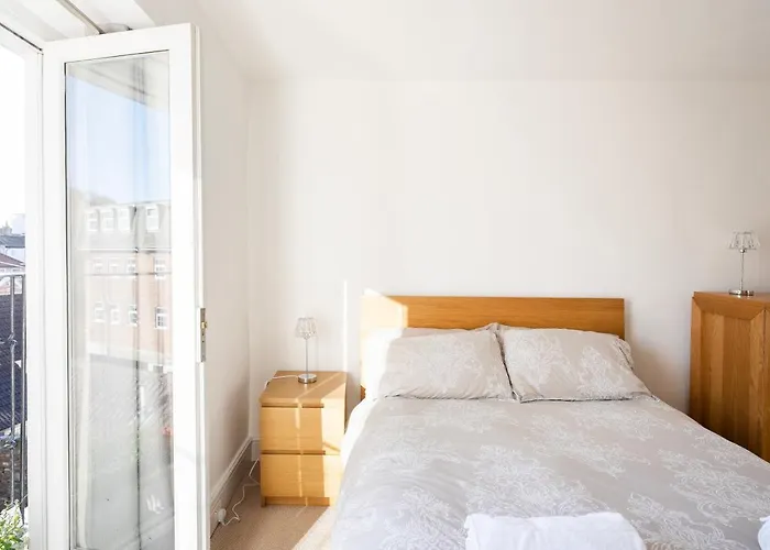 Fabulous 2 Bedroom In Fantastic Clifton - Simply Check In