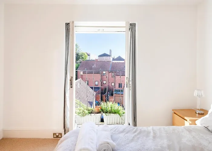 Fabulous 2 Bedroom In Fantastic Clifton - Simply Check In